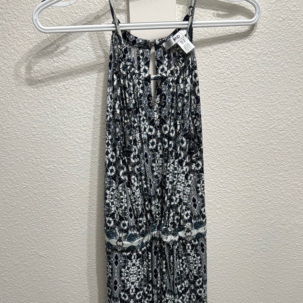 Beautiful fun full length maxi dress cinch waist 
Keyhole neckline